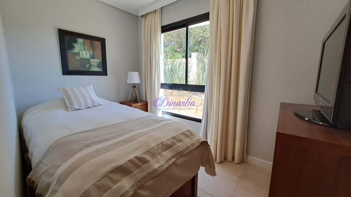 Apartamento ID.306 - Alquiler temporario Apartamento de 3 dormitorios en Playa Brava, Punta del Este.