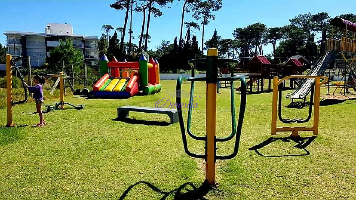 Apartamento ID.423 - Alquiler temporario Apartamento 2 y medio dormitorios mas dependencia en Playa Mansa, Punta del Este.