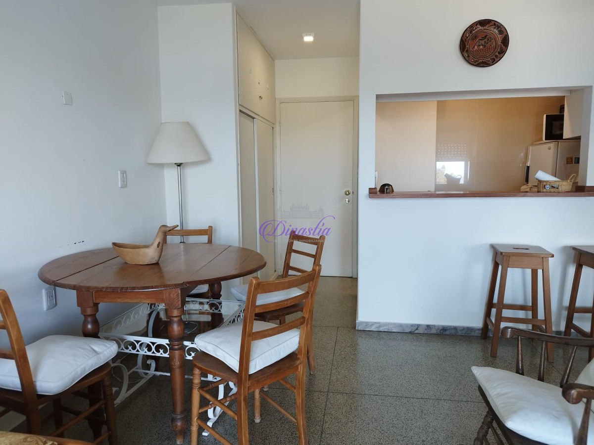 Apartamento ID.435 - Alquiler temporario Apartamento de 1 dormitorio frente al mar Playa Mansa, Punta del Este.