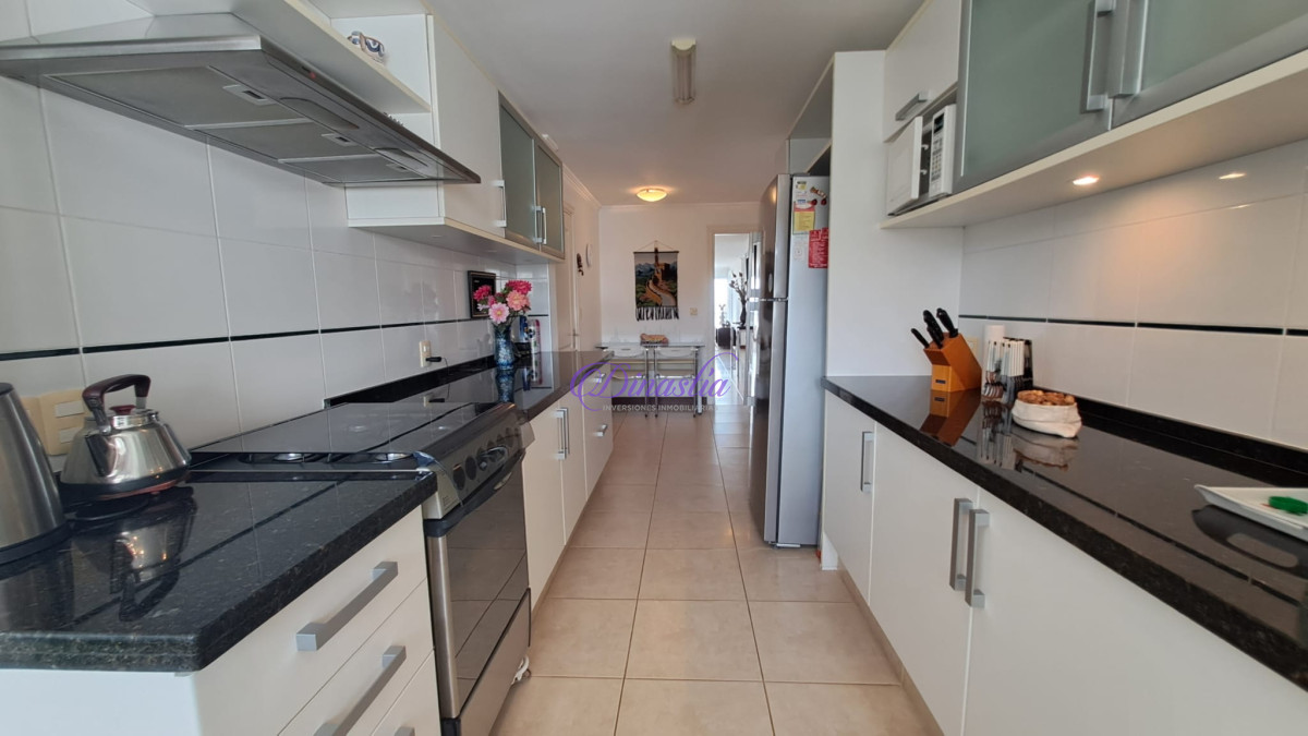 Apartamento ID.385 - Venta Apartamento de 4 dormitorios en Primera linea Playa Brava, Punta del este.