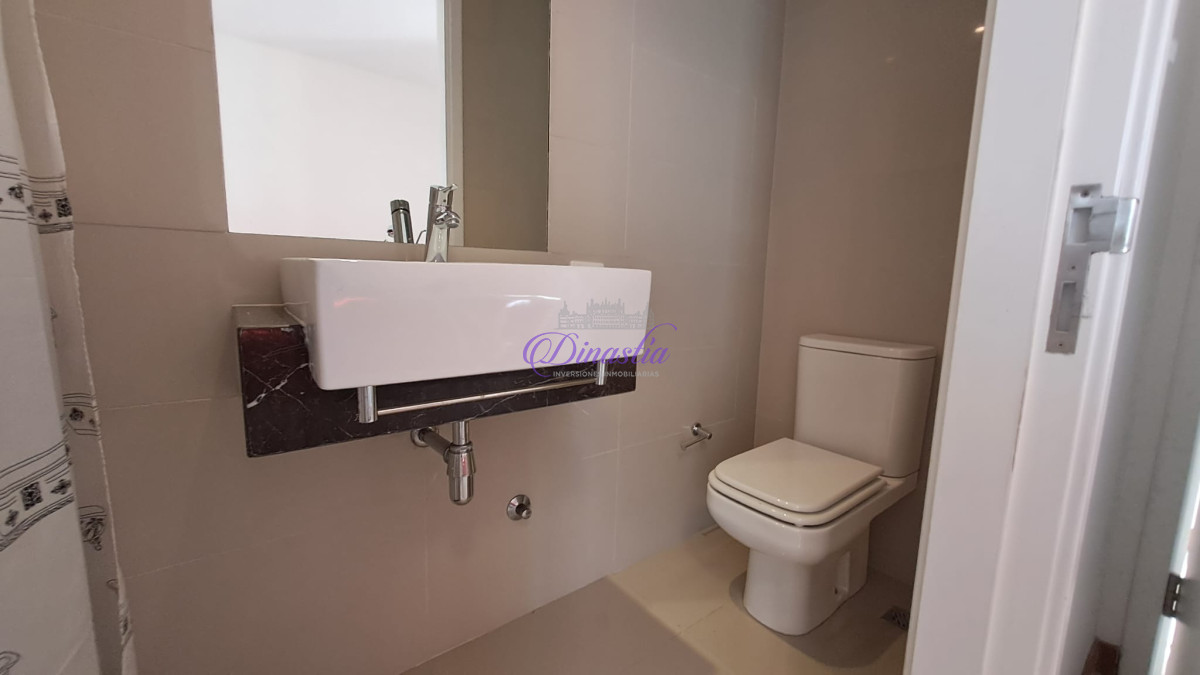 Apartamento ID.292 - Alquiler temporario Apartamento de 3 dormitorios y dependencia frente al mar Playa Brava, Punta del Este