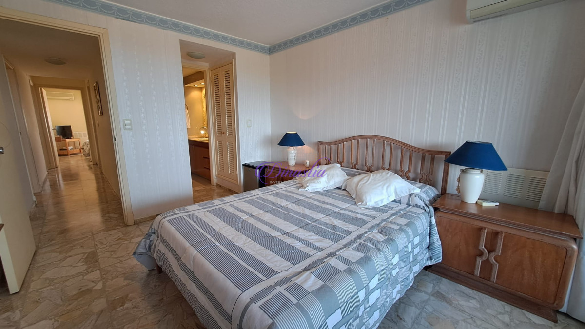 Apartamento ID.295 - Alquiler temporario Apartamento 3 dormitorios y dependencia frente al mar de Playa Mansa, Punta del Este