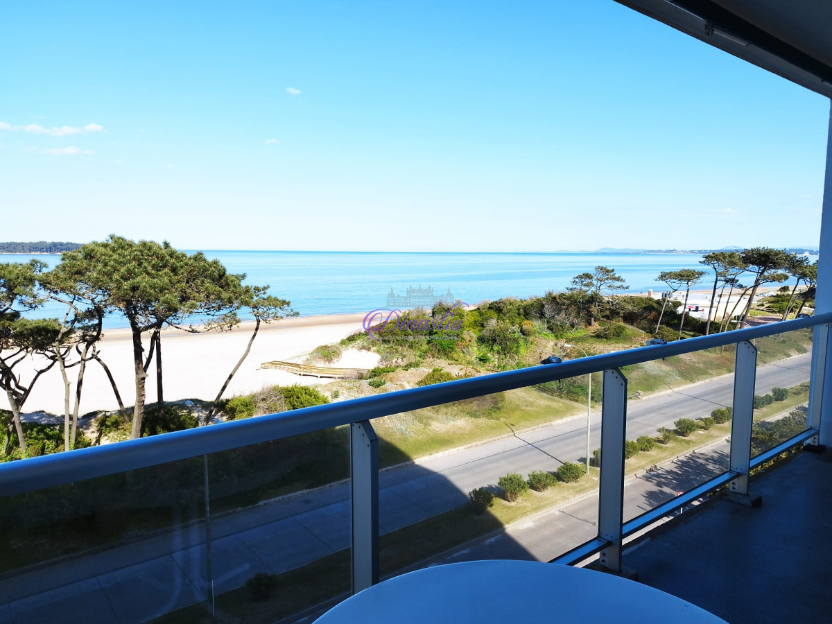 Apartamento ID.435 - Alquiler temporario Apartamento de 1 dormitorio frente al mar Playa Mansa, Punta del Este.