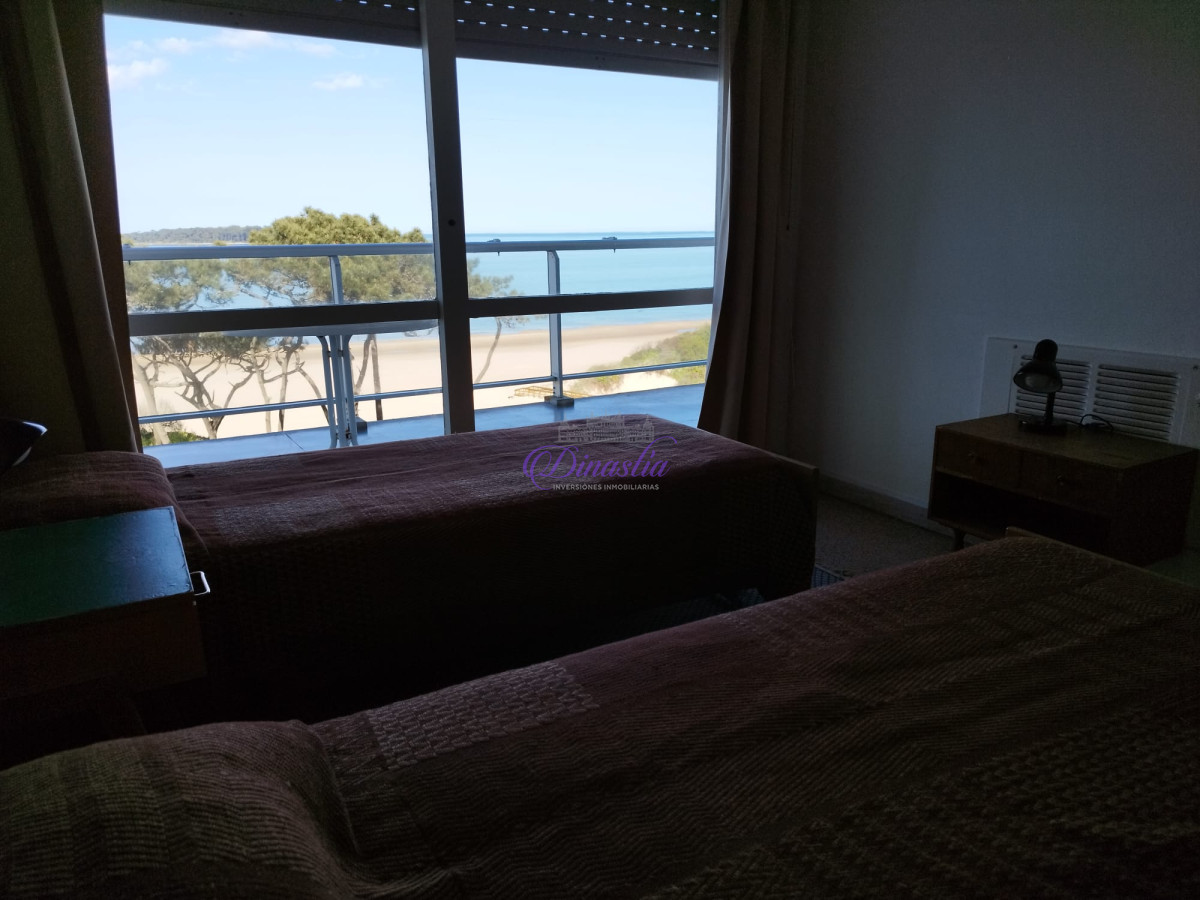 Apartamento ID.435 - Alquiler temporario Apartamento de 1 dormitorio frente al mar Playa Mansa, Punta del Este.