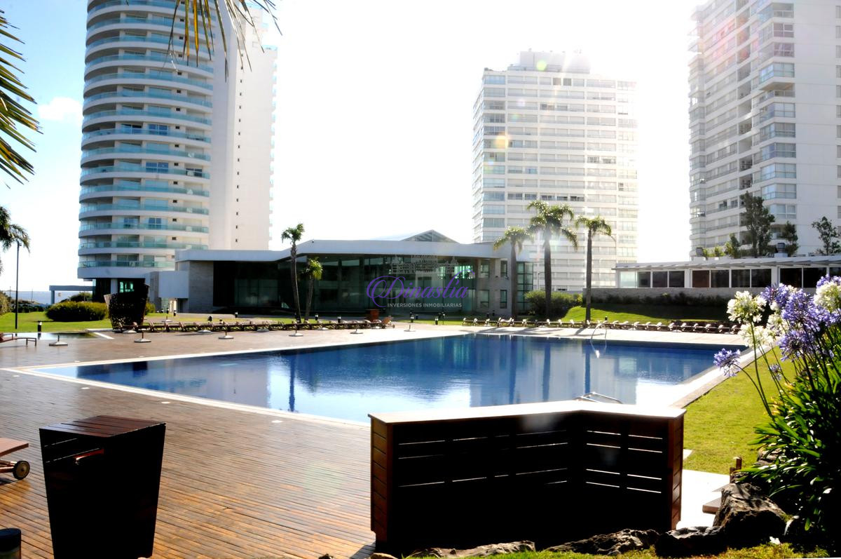 Apartamento ID.300 - Venta Apartamento 2 dormitorios y dependencia en Playa Mansa, Punta del Este.