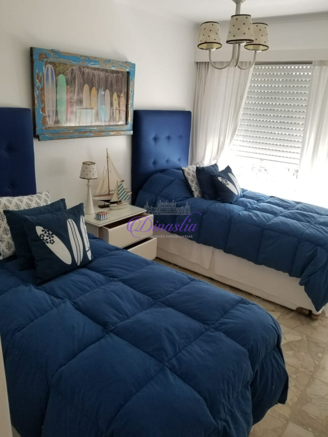 Apartamento ID.423 - Alquiler temporario Apartamento 2 y medio dormitorios mas dependencia en Playa Mansa, Punta del Este.