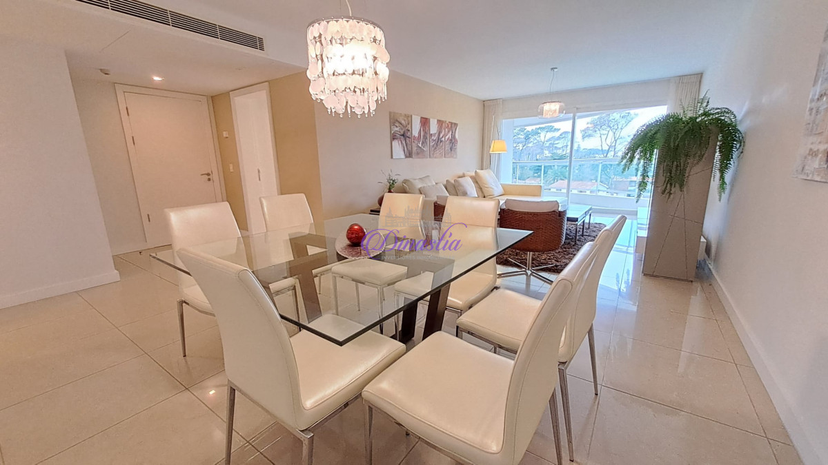 Apartamento ID.197 - Alquiler temporario Apartamento 2 dormitorios y dependencia en Playa Mansa, Punta del Este.