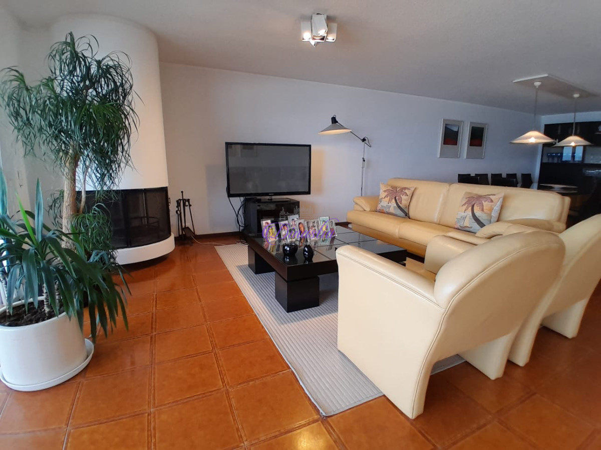 Apartamento ID.187 - Venta Apartamento 3 dorm y dependencia en Playa Brava, Punta del Este.