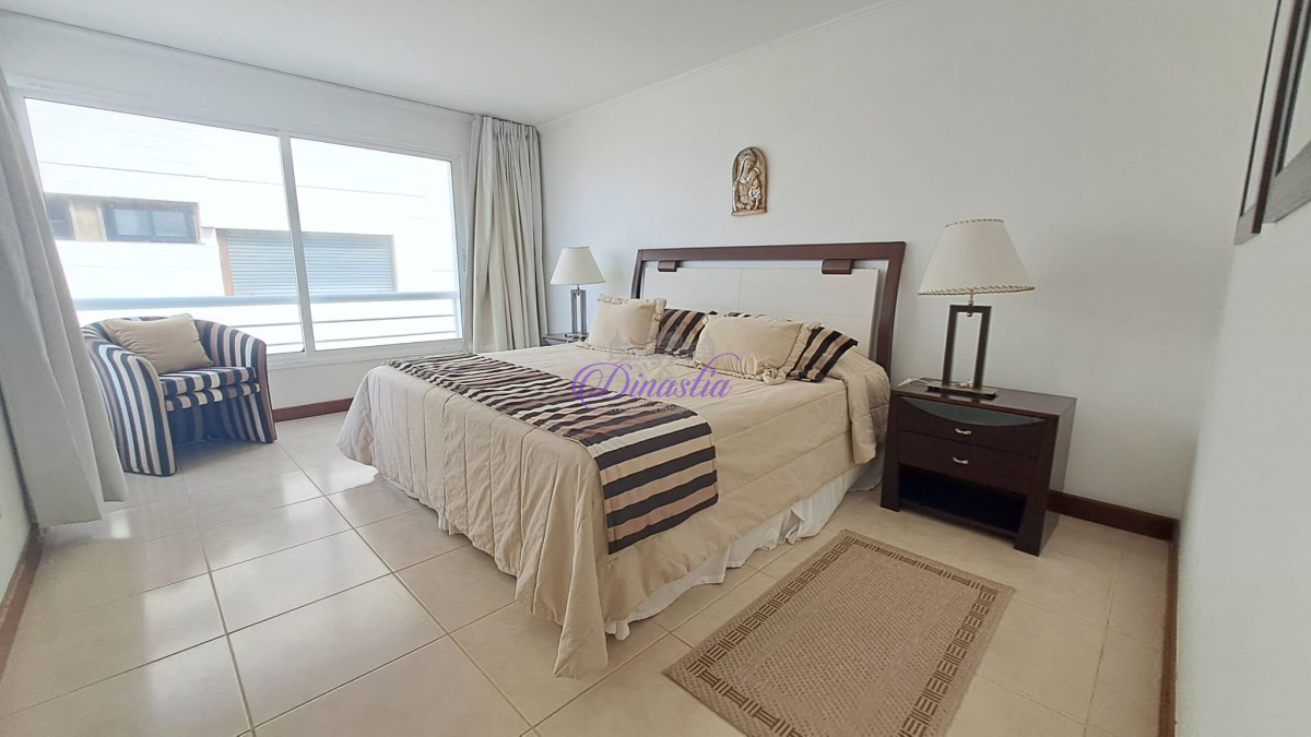 Apartamento ID.385 - Venta Apartamento de 4 dormitorios en Primera linea Playa Brava, Punta del este.