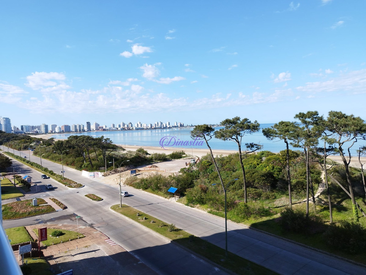 Apartamento ID.435 - Alquiler temporario Apartamento de 1 dormitorio frente al mar Playa Mansa, Punta del Este.