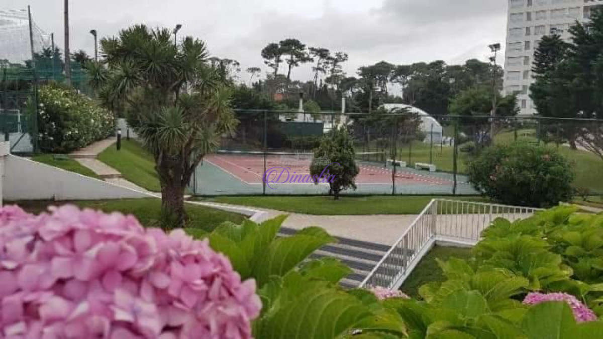 Apartamento ID.423 - Alquiler temporario Apartamento 2 y medio dormitorios mas dependencia en Playa Mansa, Punta del Este.