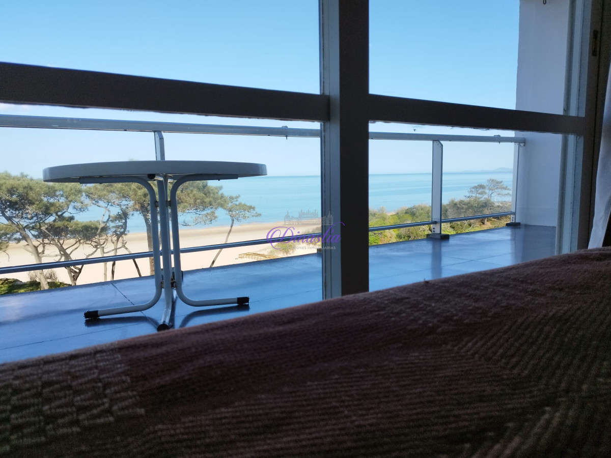 Apartamento ID.435 - Alquiler temporario Apartamento de 1 dormitorio frente al mar Playa Mansa, Punta del Este.