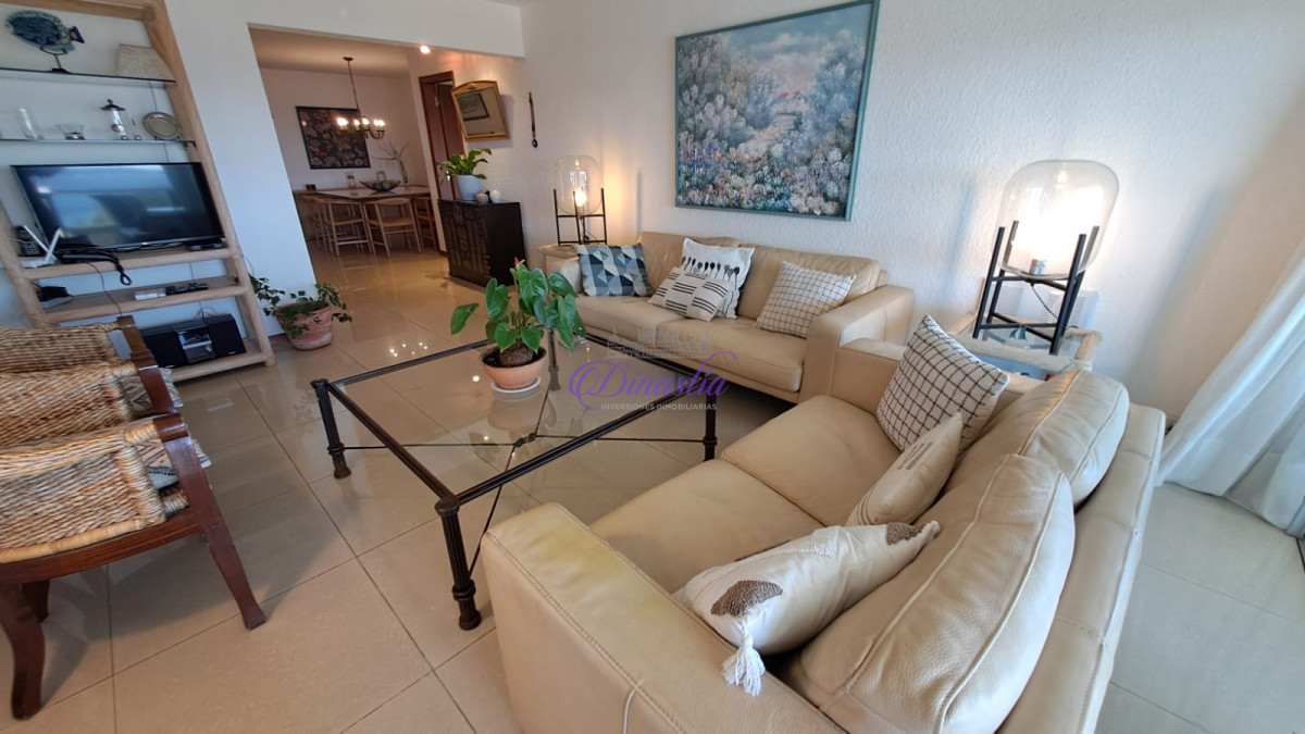 Apartamento ID.437 - Alquiler temporario Apartamento 3 dormitorios frente al mar en Playa Mansa, Punta del Este