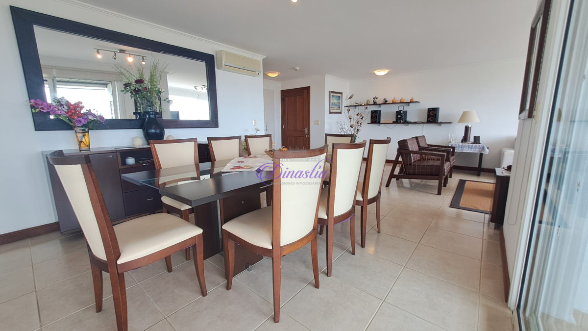 Apartamento ID.385 - Venta Apartamento de 4 dormitorios en Primera linea Playa Brava, Punta del este.