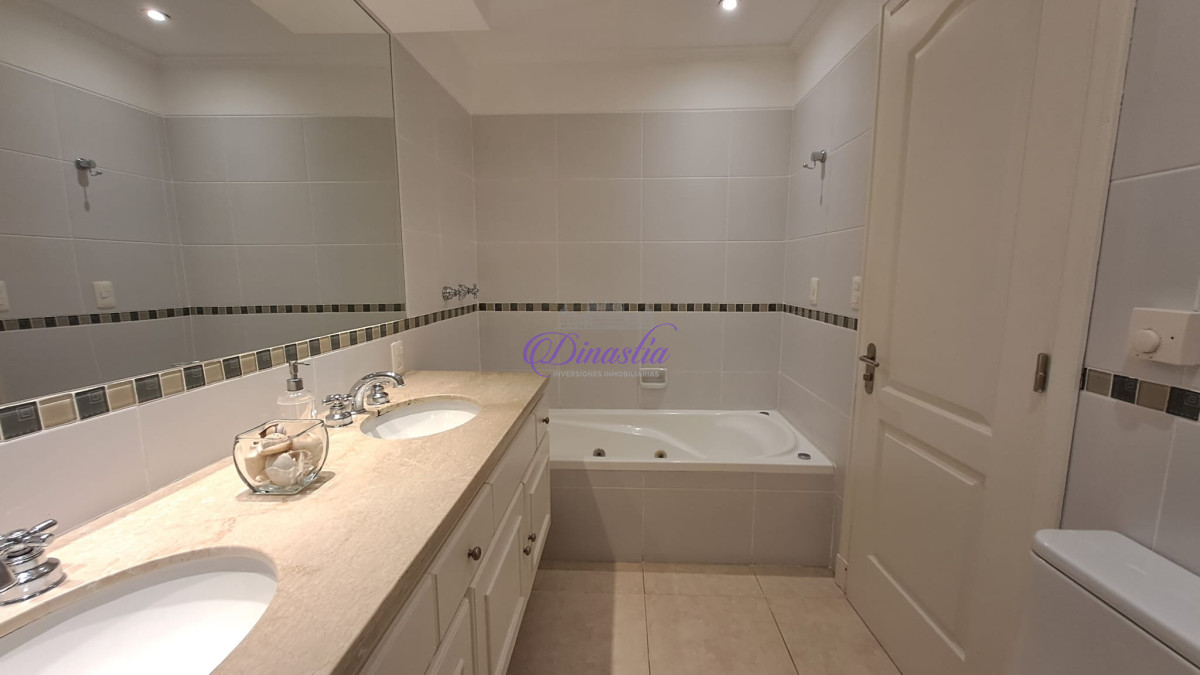 Apartamento ID.405 - Alquiler temporal Penthouse de 4 dormitorios en primera linea de Playa Brava, Punta del Este.
