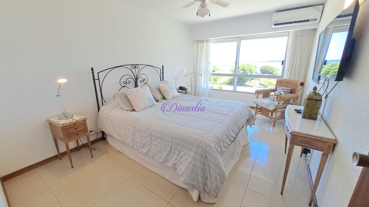 Apartamento ID.437 - Alquiler temporario Apartamento 3 dormitorios frente al mar en Playa Mansa, Punta del Este