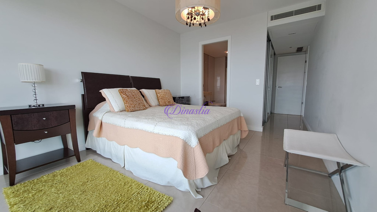 Apartamento ID.196 - Alquiler Apartamento 3 dormitorios en Playa Mansa, Punta del Este.