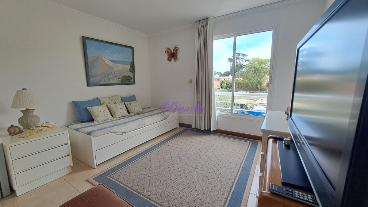 Apartamento ID.385 - Venta Apartamento de 4 dormitorios en Primera linea Playa Brava, Punta del este.