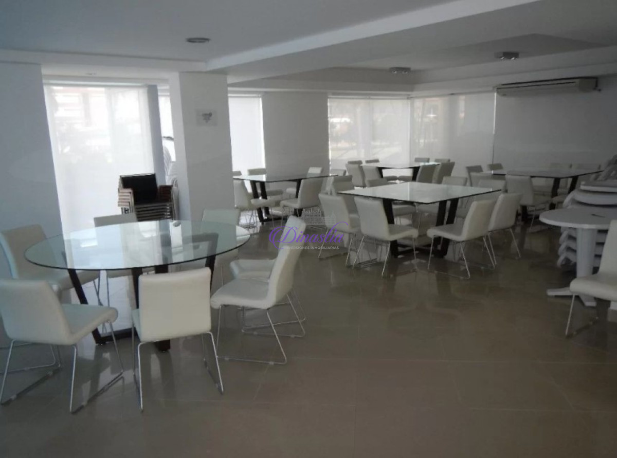 Apartamento ID.28 - Venta Apartamento de 3 dormitorios y dependencia en Playa Mansa, Punta del Este.