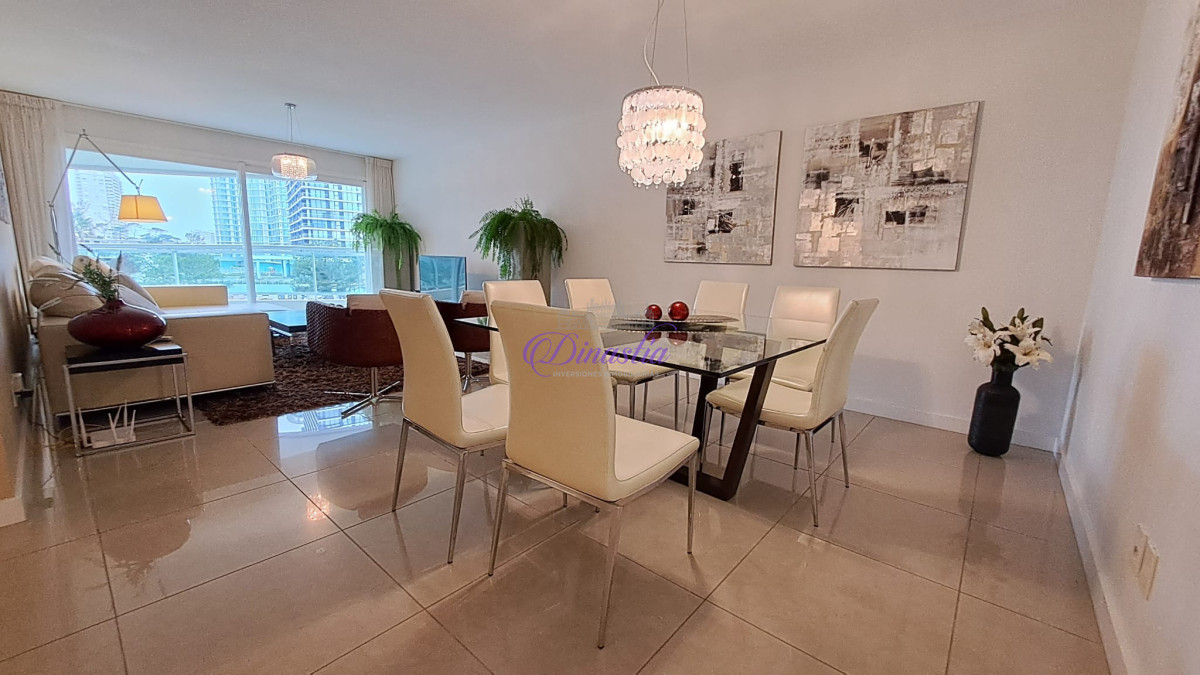 Apartamento ID.197 - Alquiler temporario Apartamento 2 dormitorios y dependencia en Playa Mansa, Punta del Este.