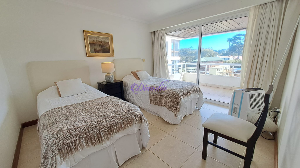 Apartamento ID.405 - Alquiler temporal Penthouse de 4 dormitorios en primera linea de Playa Brava, Punta del Este.