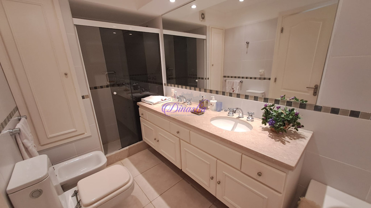 Apartamento ID.385 - Venta Apartamento de 4 dormitorios en Primera linea Playa Brava, Punta del este.