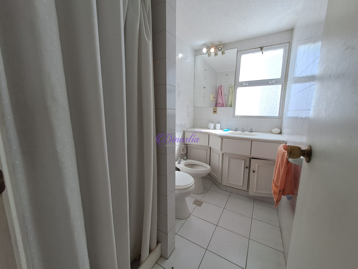 Apartamento ID.116 - Alquiler temporario Apartamento 2 dormitorios y medio en Península, Punta del Este.