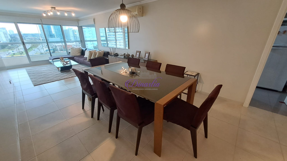 Apartamento ID.28 - Venta Apartamento de 3 dormitorios y dependencia en Playa Mansa, Punta del Este.