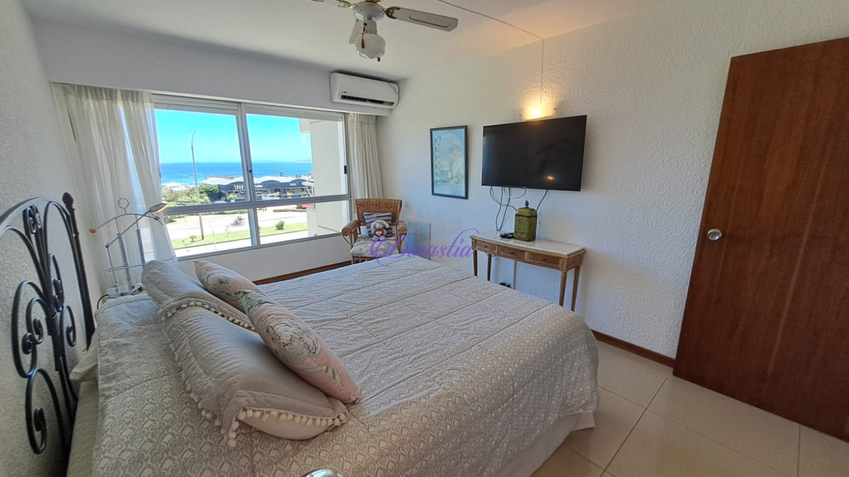 Apartamento ID.437 - Alquiler temporario Apartamento 3 dormitorios frente al mar en Playa Mansa, Punta del Este