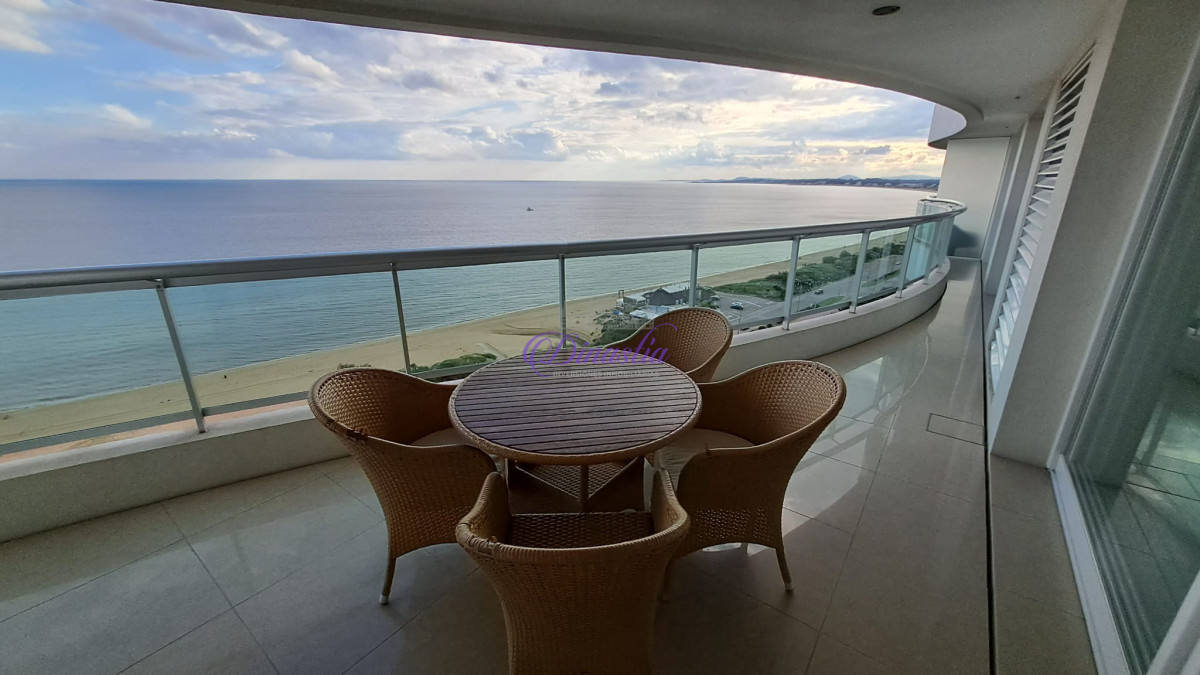 Apartamento ID.196 - Alquiler Apartamento 3 dormitorios en Playa Mansa, Punta del Este.