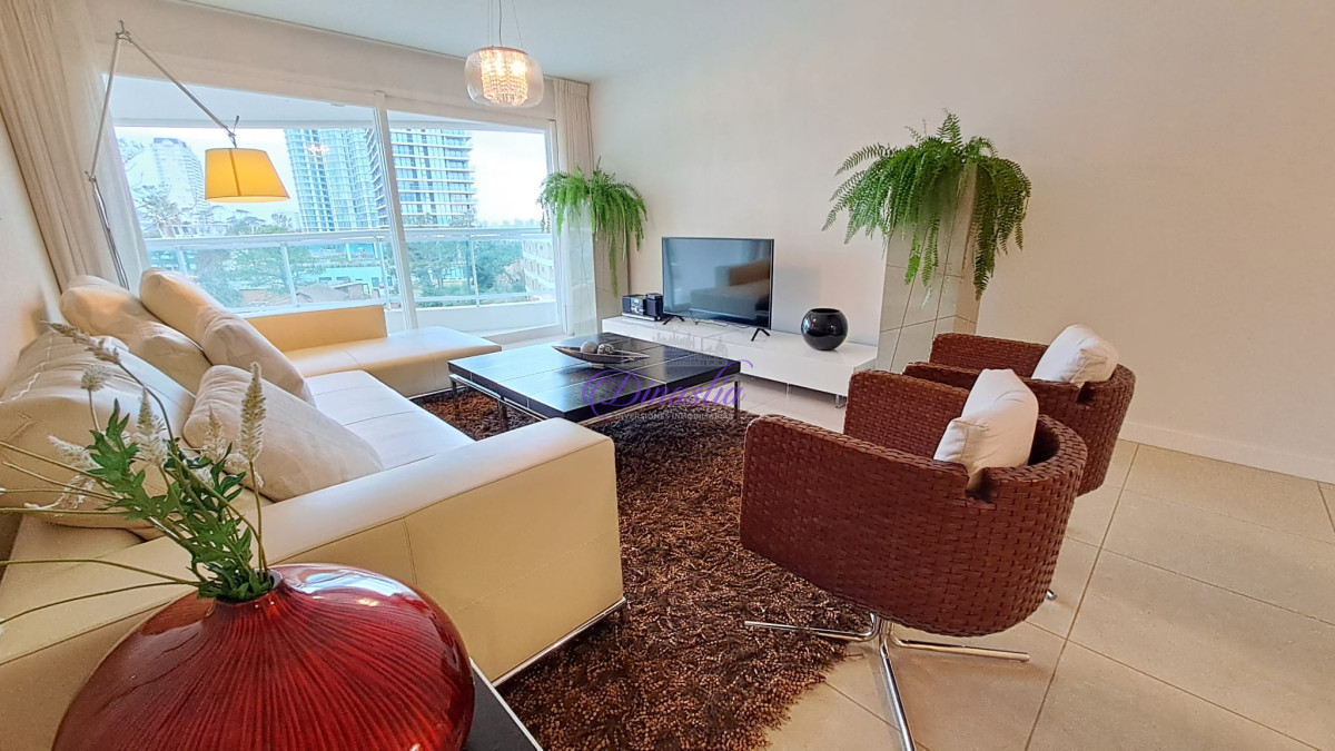 Apartamento ID.197 - Alquiler temporario Apartamento 2 dormitorios y dependencia en Playa Mansa, Punta del Este.
