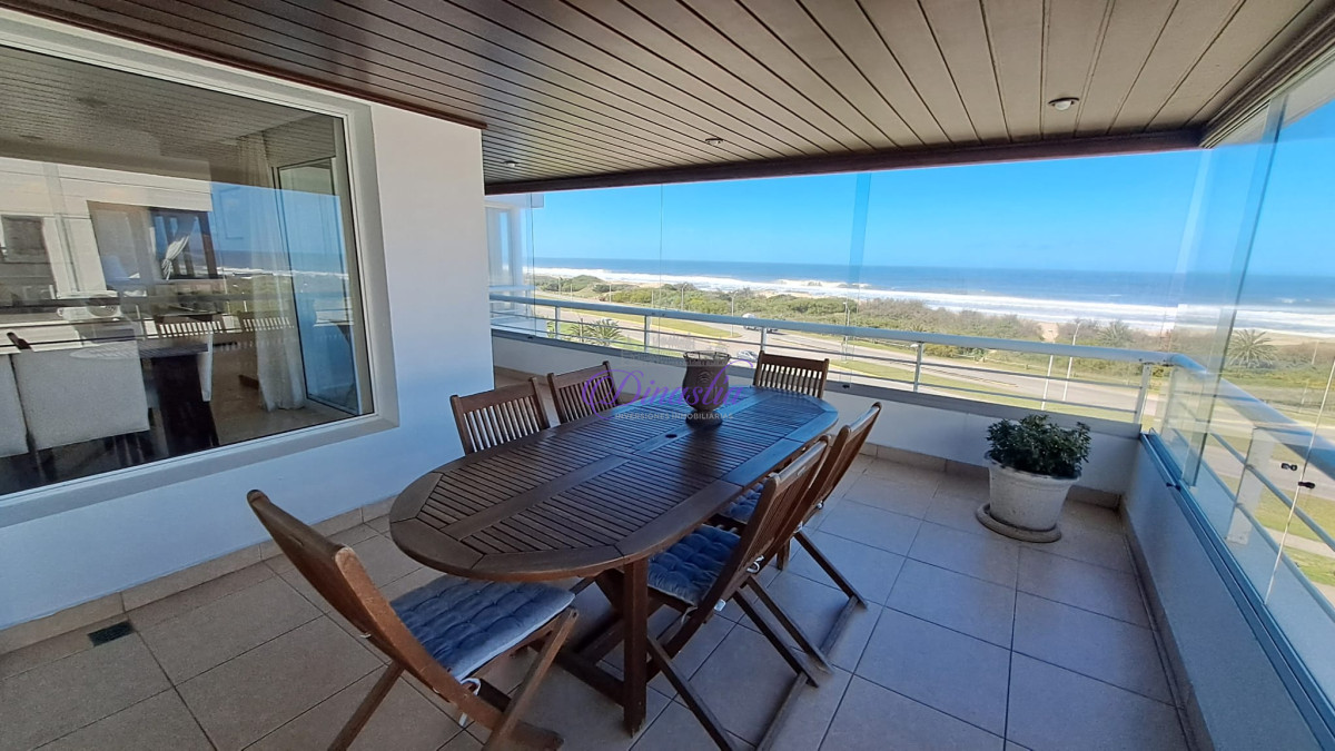 Apartamento ID.405 - Alquiler temporal Penthouse de 4 dormitorios en primera linea de Playa Brava, Punta del Este.