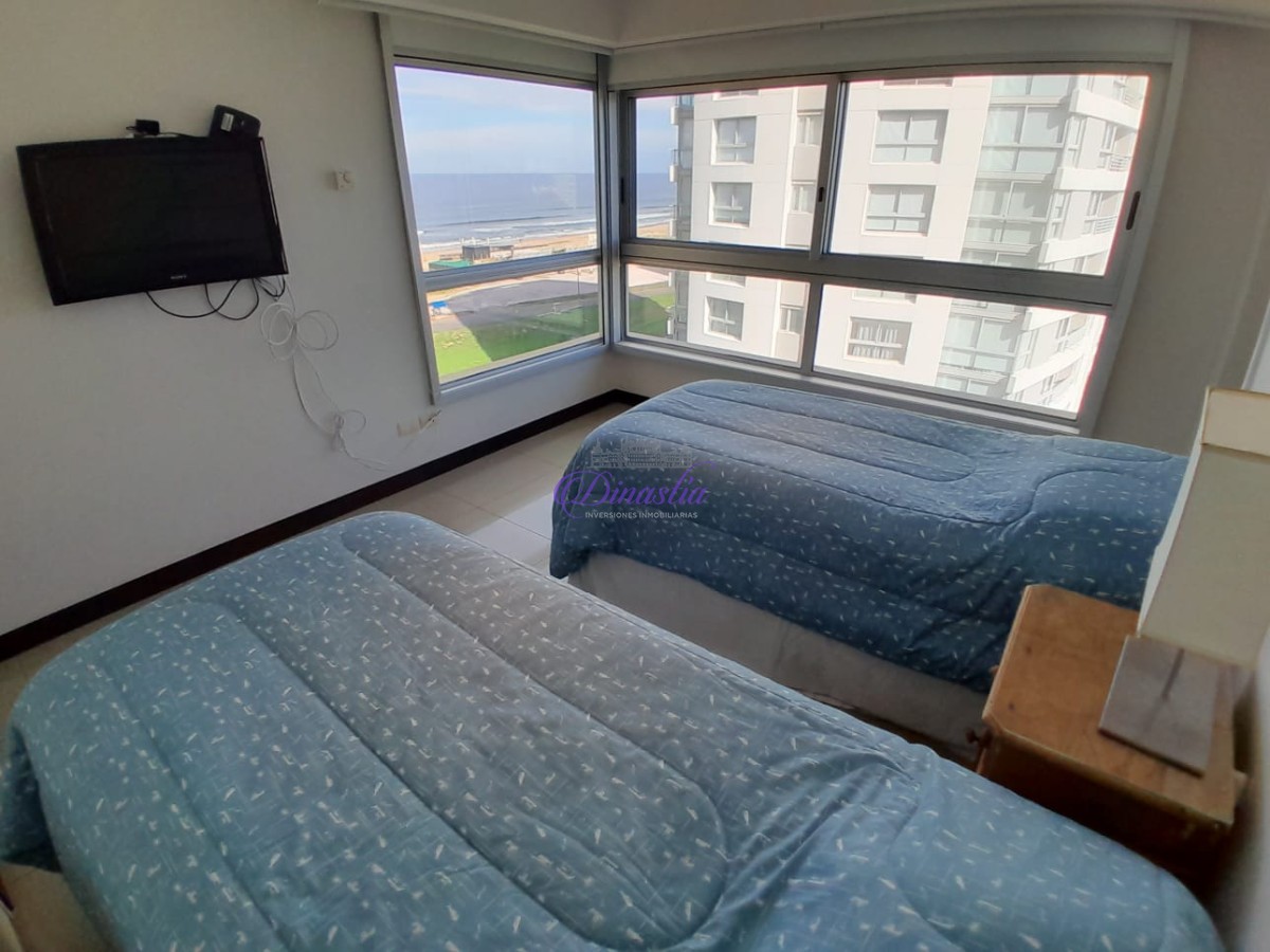 Apartamento ID.192 - Venta Apartemento 3 dormitorios y dependencia en Playa Brava, Punta del Este.