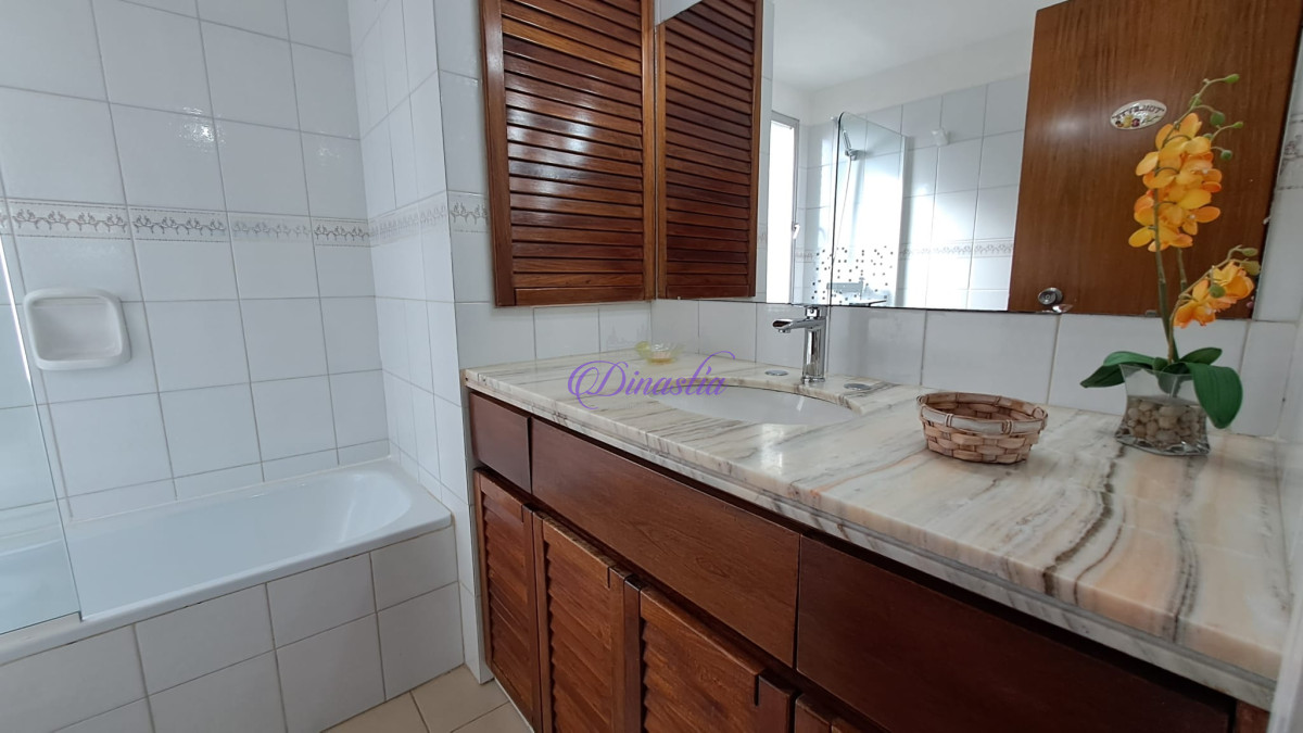 Apartamento ID.296 - Venta Apartamento de 2 dormitorios sobre Roosevelt, Punta del Este