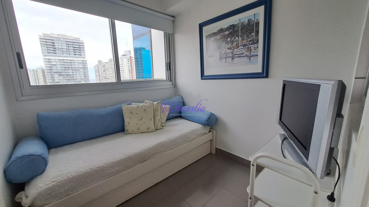 Apartamento ID.28 - Venta Apartamento de 3 dormitorios y dependencia en Playa Mansa, Punta del Este.