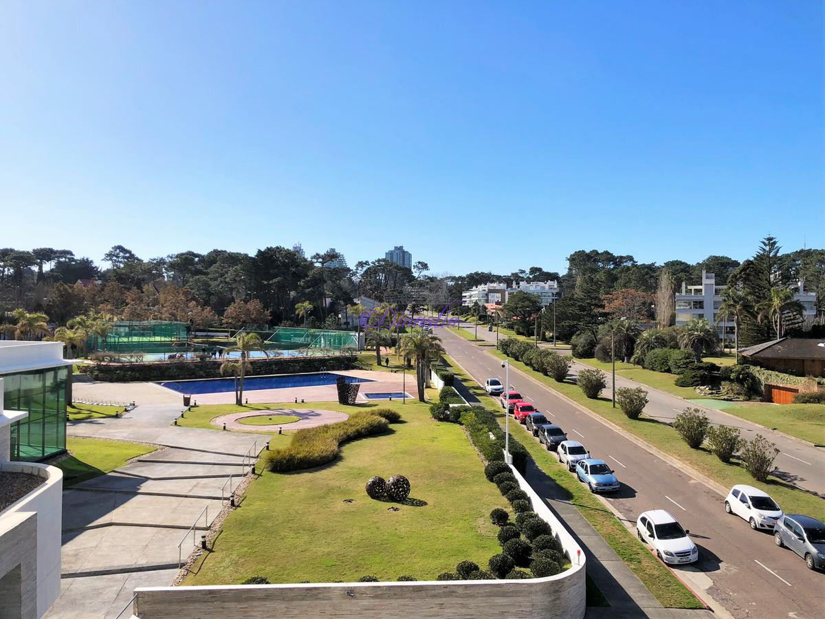 Apartamento ID.300 - Venta Apartamento 2 dormitorios y dependencia en Playa Mansa, Punta del Este.
