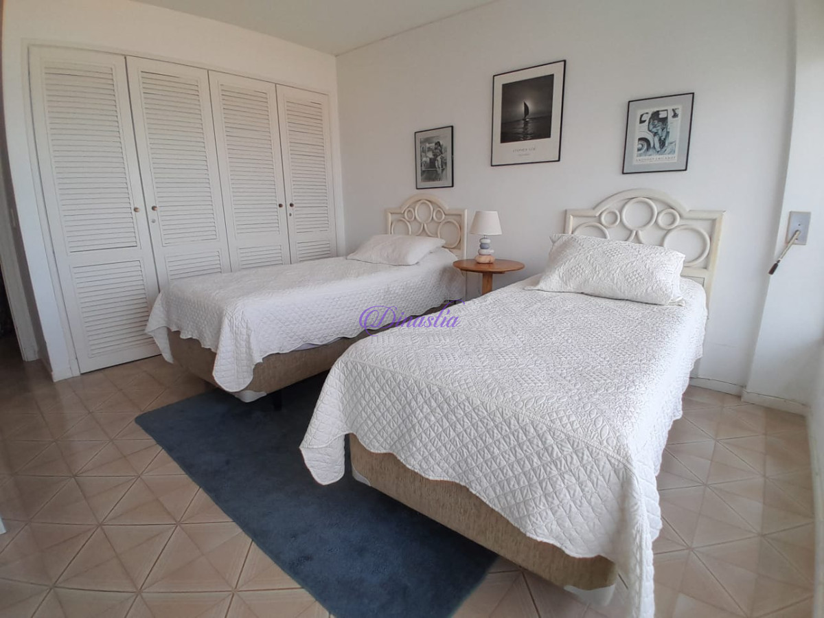 Apartamento ID.189 - Venta Apartamento de 3 dorm y dependencia en Playa Brava, Punta del Este.