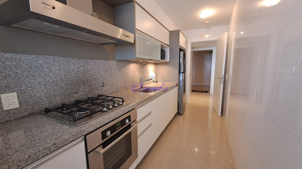 Apartamento ID.196 - Alquiler Apartamento 3 dormitorios en Playa Mansa, Punta del Este.
