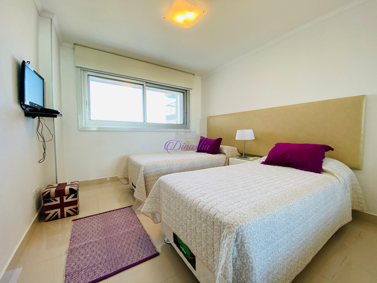 Apartamento ID.291 - Alquiler Temporario Apartamento de 2 dormitorios en Miami Bv. frente al mar Playa Mansa, Punta del Este .