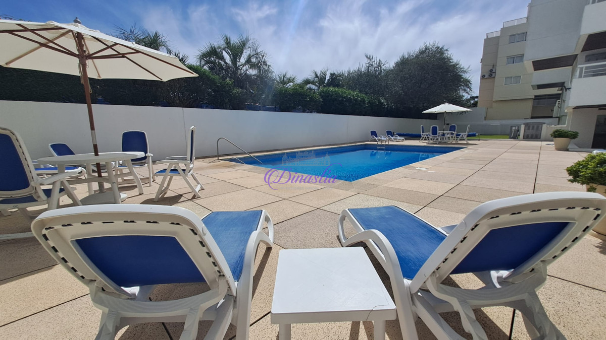 Apartamento ID.405 - Alquiler temporal Penthouse de 4 dormitorios en primera linea de Playa Brava, Punta del Este.