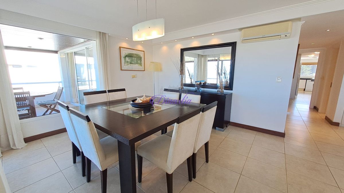 Apartamento ID.405 - Alquiler temporal Penthouse de 4 dormitorios en primera linea de Playa Brava, Punta del Este.