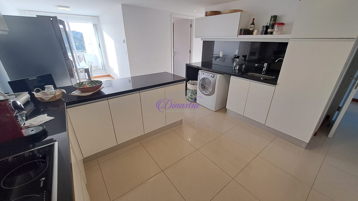 Apartamento ID.292 - Alquiler temporario Apartamento de 3 dormitorios y dependencia frente al mar Playa Brava, Punta del Este
