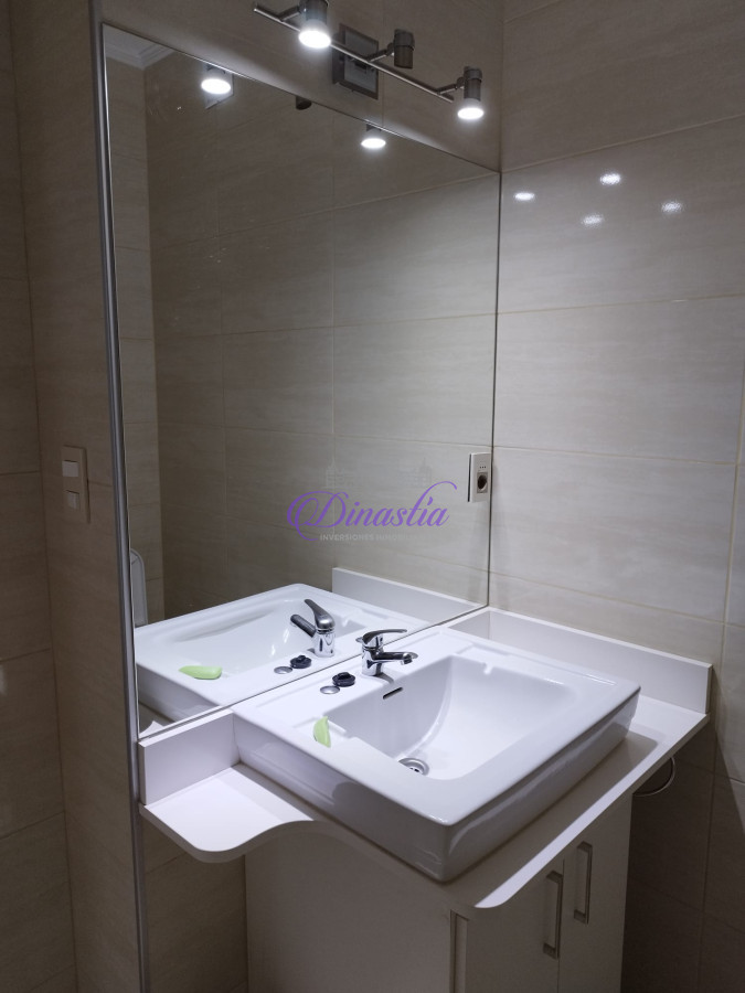 Apartamento ID.435 - Alquiler temporario Apartamento de 1 dormitorio frente al mar Playa Mansa, Punta del Este.
