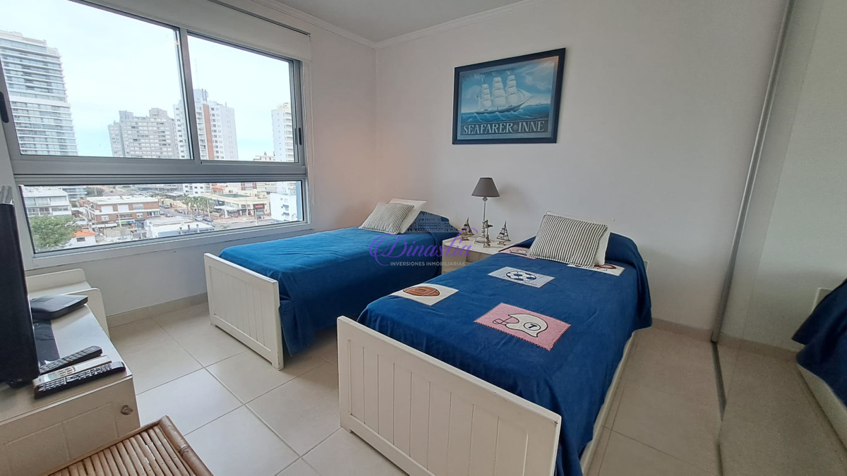 Apartamento ID.28 - Venta Apartamento de 3 dormitorios y dependencia en Playa Mansa, Punta del Este.