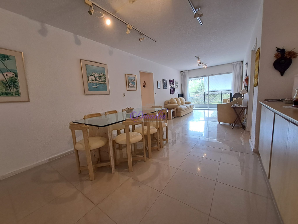 Apartamento ID.141 - Venta Apartamento de 4 dormitorios en Playa Mansa, Punta del Este.