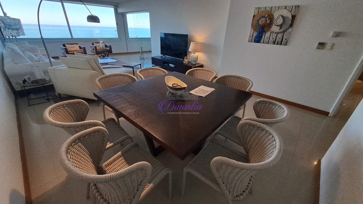 Apartamento ID.292 - Alquiler temporario Apartamento de 3 dormitorios y dependencia frente al mar Playa Brava, Punta del Este