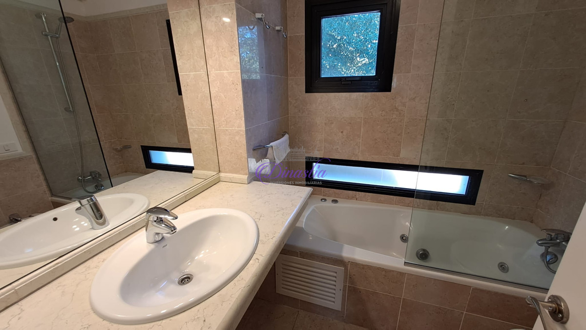 Apartamento ID.306 - Alquiler temporario Apartamento de 3 dormitorios en Playa Brava, Punta del Este.