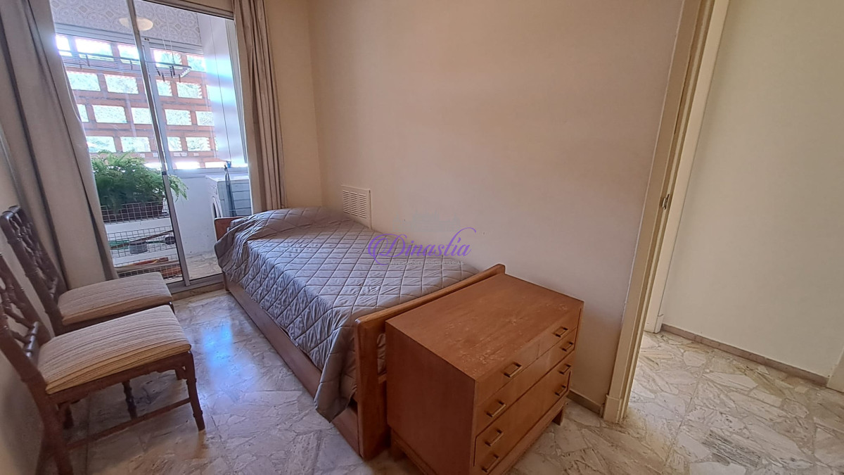 Apartamento ID.295 - Alquiler temporario Apartamento 3 dormitorios y dependencia frente al mar de Playa Mansa, Punta del Este
