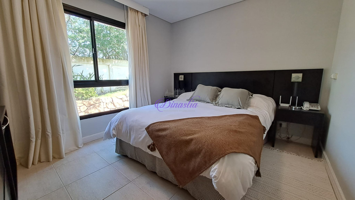 Apartamento ID.306 - Alquiler temporario Apartamento de 3 dormitorios en Playa Brava, Punta del Este.