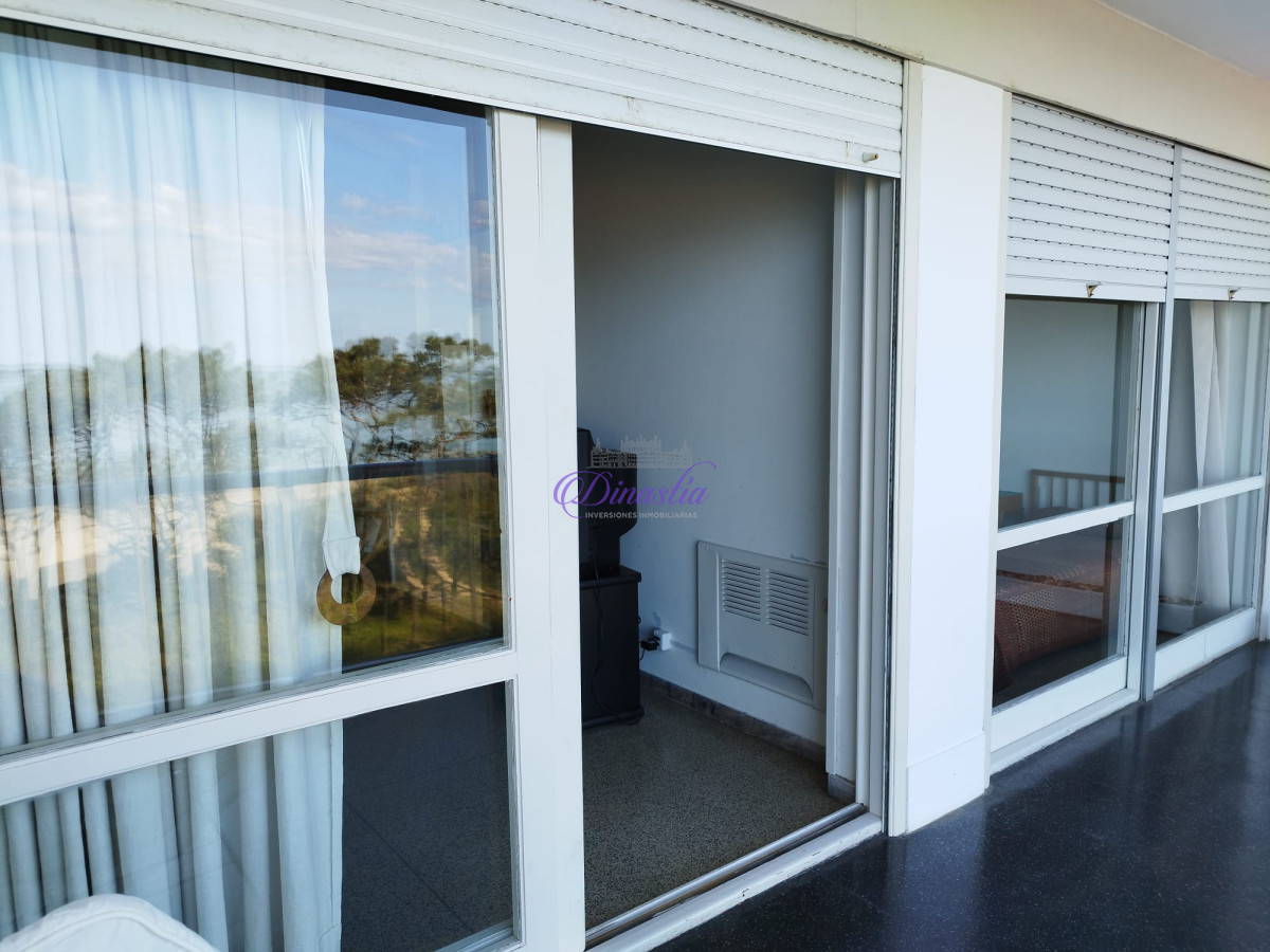 Apartamento ID.435 - Alquiler temporario Apartamento de 1 dormitorio frente al mar Playa Mansa, Punta del Este.